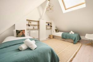 una camera da letto con un letto con asciugamani sopra di Villa Côte des Vignes I Annecy 15' x Genève 30' a Charvonnex