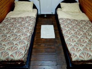 twee bedden naast elkaar in een kamer bij Bunloc House in Braşov