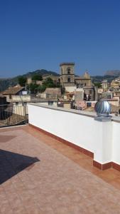 フォルツァ・ダグロにあるCASA DI NONNAの屋根から市街の景色を望む