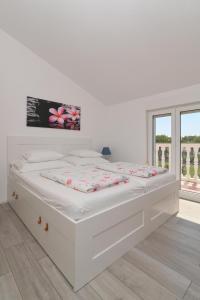 Postel nebo postele na pokoji v ubytování Apartments Basic Sveti Anton 88