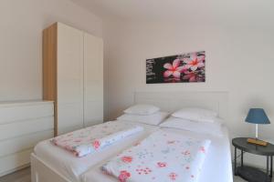 Postel nebo postele na pokoji v ubytování Apartments Basic Sveti Anton 88