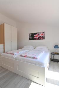 Postel nebo postele na pokoji v ubytování Apartments Basic Sveti Anton 88