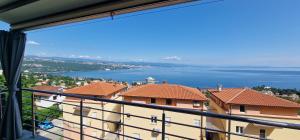 uitzicht op het water vanaf een balkon van een gebouw bij Apartment Eclipse in Opatija