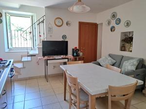 eine Küche und ein Wohnzimmer mit einem Tisch und einem Sofa in der Unterkunft Emily's House in San Buono