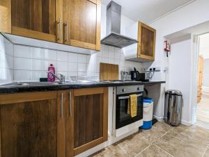 Dapur atau dapur kecil di Cozy Central Apartments - with Private Kitchens & Bathrooms