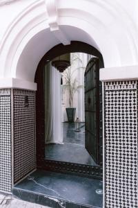 une arche avec une porte dans un bâtiment dans l'établissement Riad K, à Marrakech