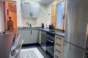 una cucina con frigorifero in acciaio inox e lavello di El sueño de Andalucia a Huércal-Overa Altre 39 foto