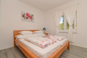 Postel nebo postele na pokoji v ubytování Apartments Basic Sveti Anton 88