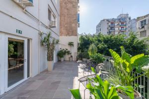 un balcone di un edificio con piante di Duque 1705 by LikeHome a Porto Alegre