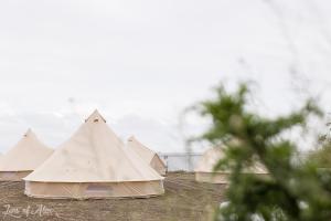 rząd namiotów siedzących obok siebie w obiekcie Faleza23 w mieście Olimp