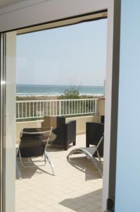 widok na plażę z balkonu apartamentu typu condo w obiekcie Terrazza Azzurra w mieście Vasto