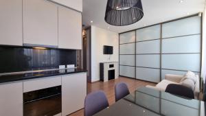 Телевизор и/или развлекательный центр в Kaivas Apartment - Modern & Cozy