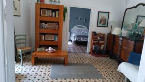 Habitación con 1 dormitorio con 1 cama y 1 mesa. en 25 de Abril en Santa Cruz de la Sierra