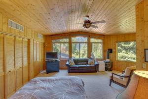 Seating area sa Ronald Vacation Rental Cabin with Private Hot Tub!