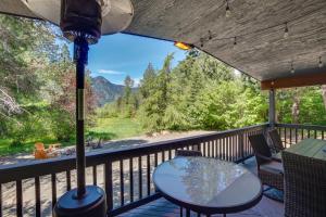 balcón con mesa y vistas a las montañas en Ronald Vacation Rental Cabin with Private Hot Tub! en Ronald