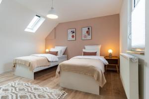 twee bedden in een kamer met twee ramen bij RELAX-Apartment, Sauna, Free Coffee, 105m2 in Mühlacker