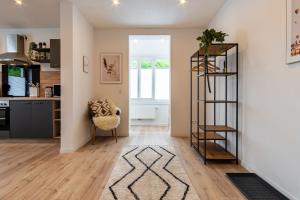 een keuken en een woonkamer met een boekenplank bij RELAX-Apartment, Sauna, Free Coffee, 105m2 in Mühlacker