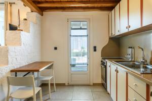 Kuchyň nebo kuchyňský kout v ubytování Aurora Mykonos Villas