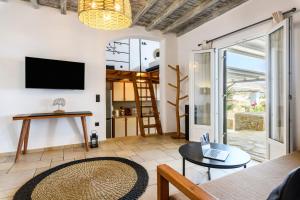 TV a/nebo společenská místnost v ubytování Aurora Mykonos Villas