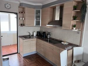 kuchnia ze zlewem i blatem w obiekcie Casa Nico w mieście Torrevieja