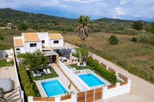 Bazén v ubytování ISSOS BEACH VILLA nebo v jeho okolí