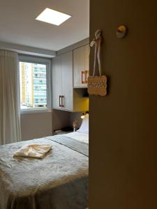 ヴィトーリアにあるTemporada 203のベッドルーム1室(ベッド1台、タオル付きの窓付)