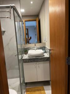 ヴィトーリアにあるTemporada 203のバスルーム(洗面台、鏡付)