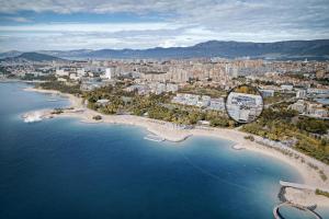uma vista aérea de uma cidade e de uma praia em Apartment Zeus Znjan Split em Split