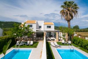 Bazén v ubytování ISSOS BEACH VILLA nebo v jeho okolí