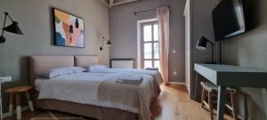 1 dormitorio con cama, lavabo y TV en Villa Mint, en Sveti Lovreč Pazenatički