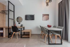 a dining room with a table and chairs at Val Del Mar in Skala Fourkas