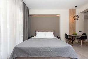 a bedroom with a bed and a table with chairs at Val Del Mar in Skala Fourkas