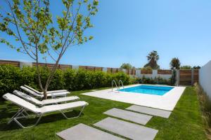 Bazén v ubytování ISSOS BEACH VILLA nebo v jeho okolí