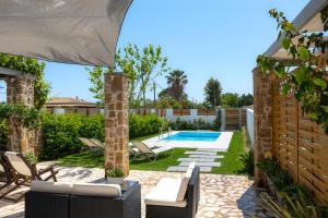 Bazén v ubytování ISSOS BEACH VILLA nebo v jeho okolí