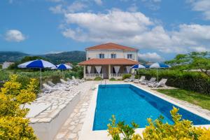 Bazén v ubytovaní Cozy Vila Summer-Perfect Location alebo v jeho blízkosti