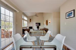 sala de estar con sillas blancas y mesa de cristal en Bright Arvada Townhome with Deck and Grill!, en Arvada