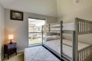 - une chambre avec 2 lits superposés et une fenêtre dans l'établissement Lakefront Granbury Home with Dock, Games and Fire Pit!, à Granbury