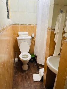 Um banheiro em KOGELO VILLA( LAMBOAPATMENTS)