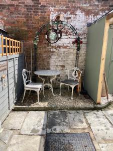 een patio met een tafel en 2 stoelen bij Morning Sun Apartment Glastonbury in Glastonbury