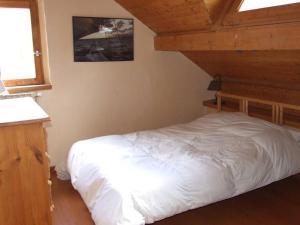 Ένα ή περισσότερα κρεβάτια σε δωμάτιο στο Chalet avec jardin proche de VALLOUISE