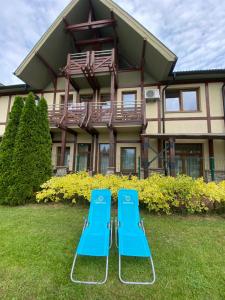ベセノヴァにあるBešeňová Apartmán Relaxの家の前の青い椅子2脚