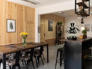 Televízia a/alebo spoločenská miestnosť v ubytovaní Apartament MT Badger Centrum