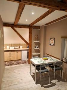 a kitchen and dining room with a table and chairs at Apartament Zielony Zakątek in Sokołowsko