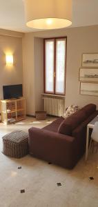 uma sala de estar com um sofá e uma televisão em APPARTAMENTO DI BAC em Mergozzo