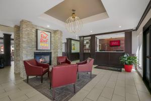 ノックスビルにあるRed Roof Inn PLUS+ & Suites Knoxville West - Cedar Bluffのロビーのファーストフードレストラン(椅子、暖炉付)