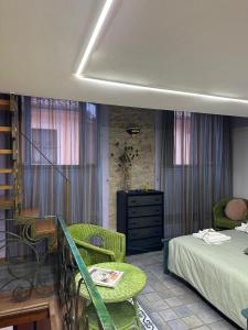 テッラチーナにあるCasa Rappiniのベッドルーム1室(ベッド1台、テーブル、椅子付)