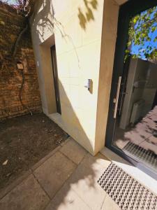una porta per una casa con un muro di mattoni di Hostel Przy Targu Rybnym a Danzica