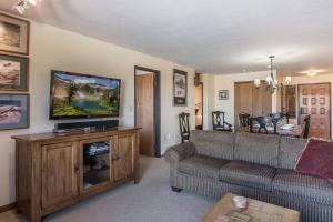 uma sala de estar com um sofá e uma televisão de ecrã plano em Bear Claw 310 - Bear Claw II Building em Steamboat Springs