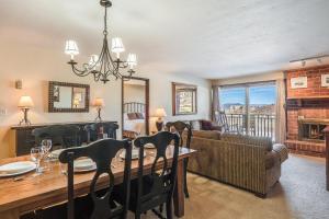uma sala de jantar e sala de estar com mesa e cadeiras em Bear Claw 310 - Bear Claw II Building em Steamboat Springs