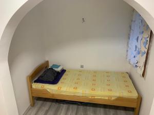małą sypialnię z łóżkiem w pokoju w obiekcie Vikendica Banja w mieście Valjevo